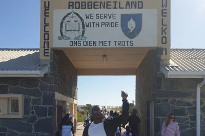 Découvrez robben island, la téléphérique de table mountain et les couleurs de bo-kaap en une journée à cape town. prise en charge à l’hôtel, billets inclus et guide local.
