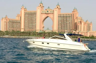 Découvrez une croisière privée en yacht depuis dubai marina avec un skipper local, admirez palm jumeirah & burj al-arab, profitez de la musique, serviettes, eau fraîche et prise en charge flexible