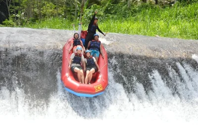 Vivez une expérience de rafting sur la rivière telaga waja à bali. affrontez des rapides de classe iii-iv, admirez les rizières, les cascades et savourez un déjeuner buffet local. réservez votre