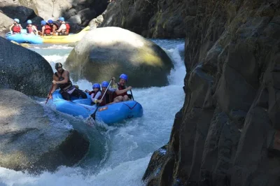 Disfruta del rafting en aguas bravas en el río naranjo superior cerca de quepos y manuel antonio, con guías locales, transporte desde tu hotel y snacks incluidos. reserva una aventura segura y diver