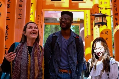 Erlebe kyotos laternenviertel gion, koste sake in fushimi und schlendere durch die gärten des kaiserpalasts – mit lokalem guide und zugfahrt ab kobe. flexible tourgestaltung inklusive.