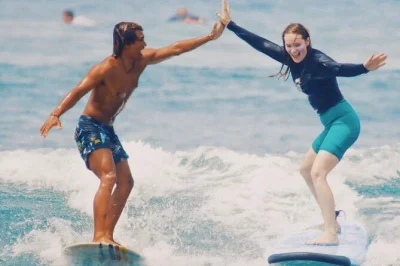 Aprenda a surfar em canggu com um instrutor local particular, com todo o equipamento incluso. ondas tranquilas para iniciantes na praia de batu bolong, aula passo a passo e água mineral fornecida.