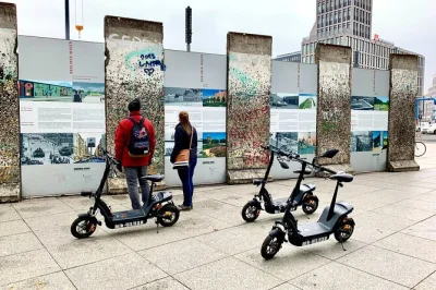 Descubra berlim de e-scooter com guia local. visite portão de brandemburgo, ilha dos museus e muito mais. capacete incluso e opções de duração flexível.