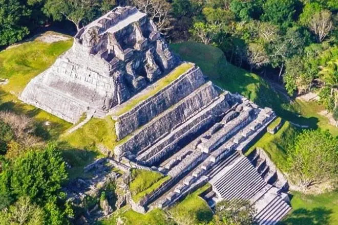 Xunantunich depuis Hopkins : Ruines mayas anciennes et vues sur Cayo