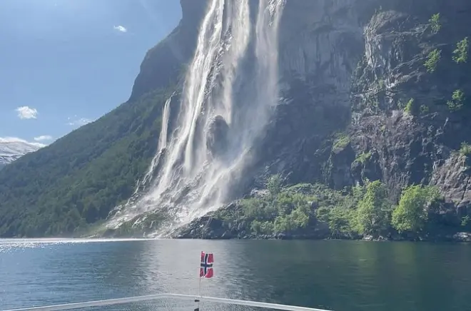 Geiranger fjord: Assaggia l'acqua delle cascate da un catamarano