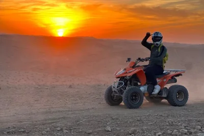 Découvrez le désert d’agafay près de marrakech avec une balade en quad, une promenade à dos de chameau au coucher du soleil et un dîner marocain sous tente berbère. transfert hôtel et guide i