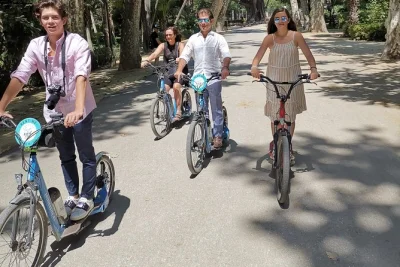 Découvrez barcelone à votre rythme avec une trottinette électrique unique. gps intégré, astuces de locaux et bouteille d’eau pour une balade en ville sans souci.