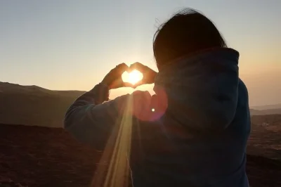 Esplora il monte etna al tramonto con una guida locale. cammina tra crateri spenti, ammira antiche colate laviche e goditi viste panoramiche. tour privato adatto alle famiglie.