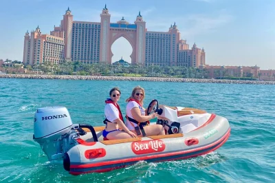 Découvrez la skyline de dubai depuis l’eau lors d’un tour en bateau à conduire soi-même. admirez de près burj al arab, atlantis et jbr, avec eau en bouteille et guide local inclus.
