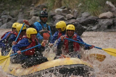 Entspanne in den heißen quellen von cacheuta und erlebe anschließend rafting am mendoza-fluss mit erfahrenem guide. inklusive privatem transport, eintritt und kompletter sicherheitsausrüstung.