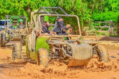 Viva uma aventura de buggy em punta cana com transfer do hotel, guia local e paradas em plantações, cavernas e praias. inclui água, refrigerante e transporte.