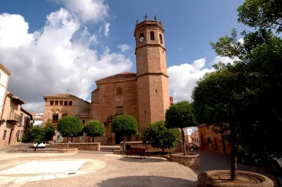 Scopri il castello di baños de la encina, la chiesa di san mateo e un segreto barocco con una guida locale. passeggiata facile adatta a tutte le età.
