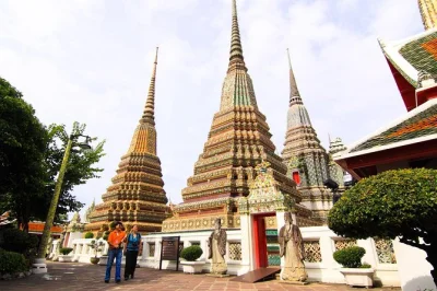 Découvrez le bouddha d’or, le bouddha couché et le temple de marbre à bangkok avec un guide local. transfert hôtel, billets d’entrée et véhicule climatisé inclus.