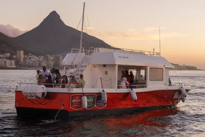 Profitez d’une croisière au coucher du soleil à cape town depuis le v&a waterfront, savourez un verre de vin pétillant, écoutez de la musique live et admirez table mountain. inclus verre de bien