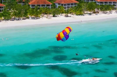 Descubre seven mile beach en negril, disfruta del parasailing y vive el atardecer en rick’s café. transporte con aire acondicionado y guía local para un día sin prisas.