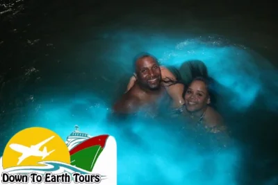 Descubre la laguna luminosa de jamaica cerca de falmouth en un tour privado nocturno desde montego bay, con recogida en hotel, guía local y tiempo para nadar en sus aguas brillantes.