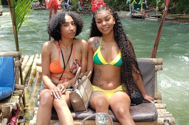 Bambusfloß auf dem Great River in Montego Bay mit Kalksteinmassage