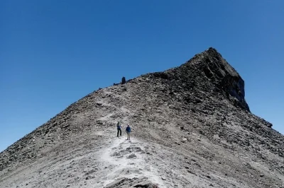Ascenso al pico del fraile en nevado de toluca. tour privado con guías locales, transporte, desayuno y snacks incluidos. vive la aventura en los volcanes de méxico.