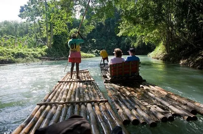 Balsa privada de bambú en el río Martha Brae desde Montego Bay