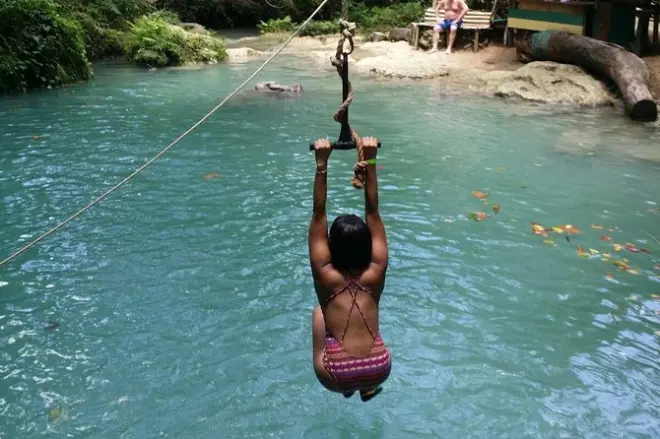 Blue Hole e Martha Brae da Montego Bay: Tuffi e discesa in zattera