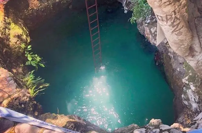 Private Tour to Blue Hole Mineral Spring & Rick's Café, Negril