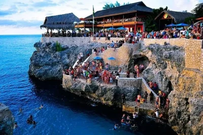 Disfruta el atardecer en rick’s cafe en negril, observa a los saltadores en los acantilados, escucha reggae en vivo y relájate con transporte privado incluido para una noche perfecta.