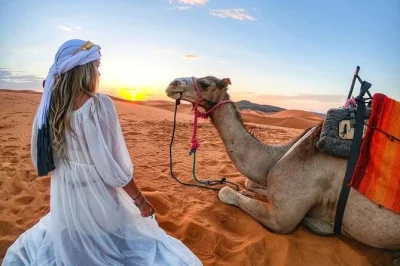 Viva um tour privado de 2 dias pelo saara saindo de fez até merzouga. passeio de camelo, pernoite em uma tenda de luxo e exploração das dunas de erg chebbi. tudo incluído.