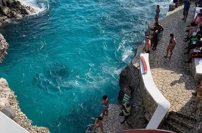 Rafting su zattera artigianale a Negril con sosta da Rick's Cafe