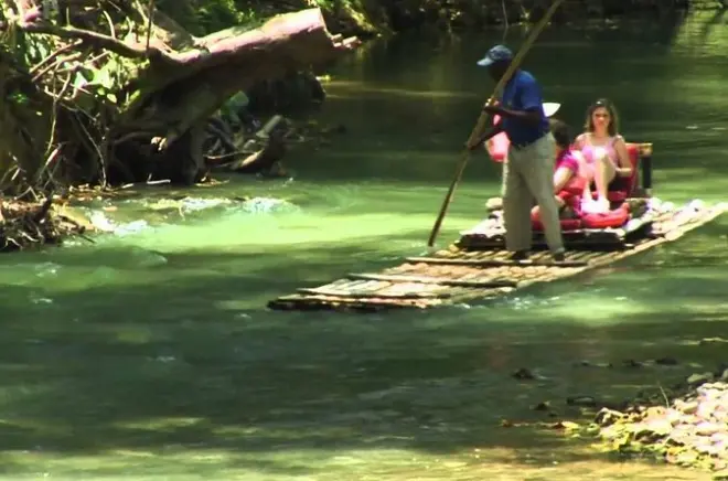 Rafting en balsa de bambú por el río Martha Brae desde Montego Bay