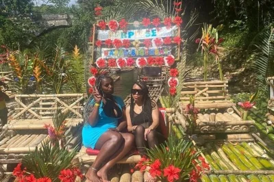 Disfruta de un paseo privado en balsa de bambú por el río lethe en jamaica, con masaje de pies con piedra caliza y guía local. incluye recogida y todos los gastos.