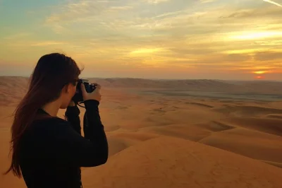 Erlebe die endlosen dünen der rub al khali, einen atemberaubenden sonnenuntergang und ein picknick bei dieser abu dhabi wüstensafari. inklusive abholung, guide und kamelhof-besuch.