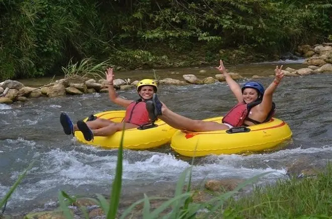 Rio Bueno river tubing privato da Montego Bay