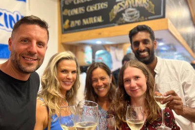 Découvrez les saveurs du vieux san sebastián lors d'une visite guidée de pintxos, avec cinq accords mets et boissons, anecdotes locales et itinéraires adaptés à vos envies.