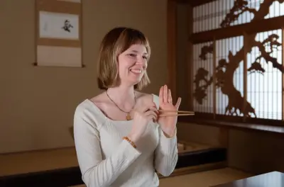 Nara Chopstick-Schnitzkurs: Yoshino-Zeder schnitzen
