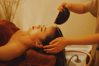 Scopri il rituale spa reale di hue con lavaggio capelli alle erbe, trattamento viso al giada e pediluvio imperiale. include tè locale, snack e un’accoglienza calorosa da cam on spa.