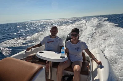 Découvrez la nage avec dauphins, le snorkeling sur récifs coralliens et la détente sur les îles giftun, avec transfert hôtel, guide local et fruits frais depuis hurghada.