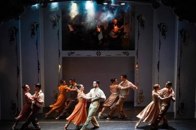 Viva um show de tango lendário em buenos aires no café los angelitos, com jantar gourmet, bebidas e guia local. inclui transfer para uma noite sem preocupações.