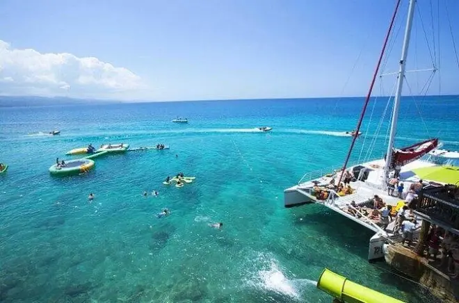 Montego Bay: Snorkel, jangada de bambu e festa de catamarã