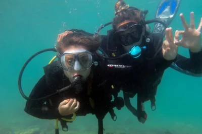 Descubra o mergulho em búzios com um instrutor local e todo o equipamento incluso. não precisa saber nadar. explore o mundo subaquático da praia de joão fernandes com segurança.