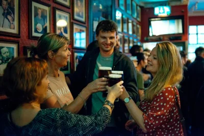 Viva a experiência dos pubs tradicionais de dublin, música irlandesa ao vivo e degustação de cervejas autênticas com guia local. tour privado com 3 cervejas e petisco típico.