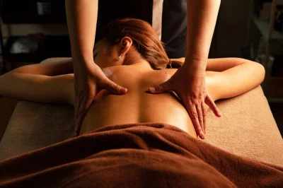 Entspanne dich in einem privaten salon in kyoto mit professioneller shiatsu- oder aromaöl-massage, nur 3 minuten vom bahnhof kyoto entfernt. alle gebühren und privatsphäre inklusive.