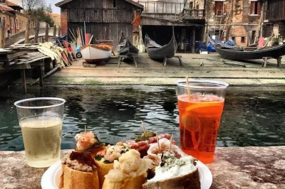 Descubra veneza com um guia local—prove cicchetti, deguste vinhos em bacari escondidos e explore pátios secretos. inclui bebidas, petiscos e sobremesa.