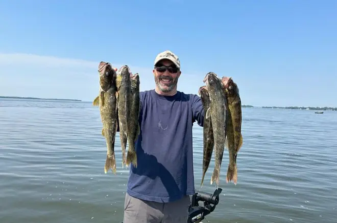 Pêche privée sur le fleuve Saint-Laurent près de Montréal
