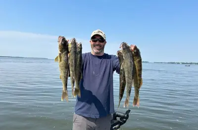 Pêche privée sur le fleuve Saint-Laurent près de Montréal