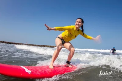 Aprende a surfear en cartagena con expertos locales, recibe consejos profesionales y disfruta de fotos y videos de tu sesión. todo el equipo y agua incluida.