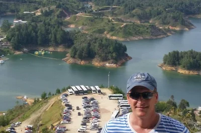 Aproveite ao máximo sua escala em medellín com um tour privado para guatapé e pedra do peñol. traslado do aeroporto, guia local e vistas do interior incluídos.