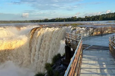 Erlebe die iguazu wasserfälle in argentinien bei einer privaten tour mit zweisprachigem guide, hotelabholung und barrierefreiem transport. entdecke dschungelpfade und atemberaubende aussichten.