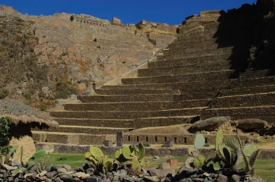 Scopri il vivace mercato di pisac, gusta un pranzo tradizionale peruviano e visita l’antica fortezza di ollantaytambo in un tour di un giorno nel valle sacro da cusco con guida locale e pick-up incl