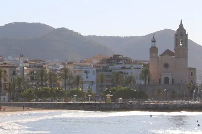 Scopri il centro storico di sitges con un tour audio autoguidato, esplora le origini di bacardi, le storie degli artisti e goditi il panorama sul mare a tuo ritmo. accesso offline incluso.