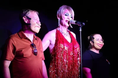 Puerto del carmen, guapatini drag show: comicità, canto dal vivo, divertimento per tutta la famiglia e bevande gratis per i bambini. posti comodi e atmosfera accogliente.